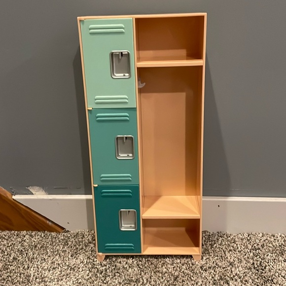 Our generation doll lockers. In blue and brown. Mostly made out of plastic. - Picture 1 of 9